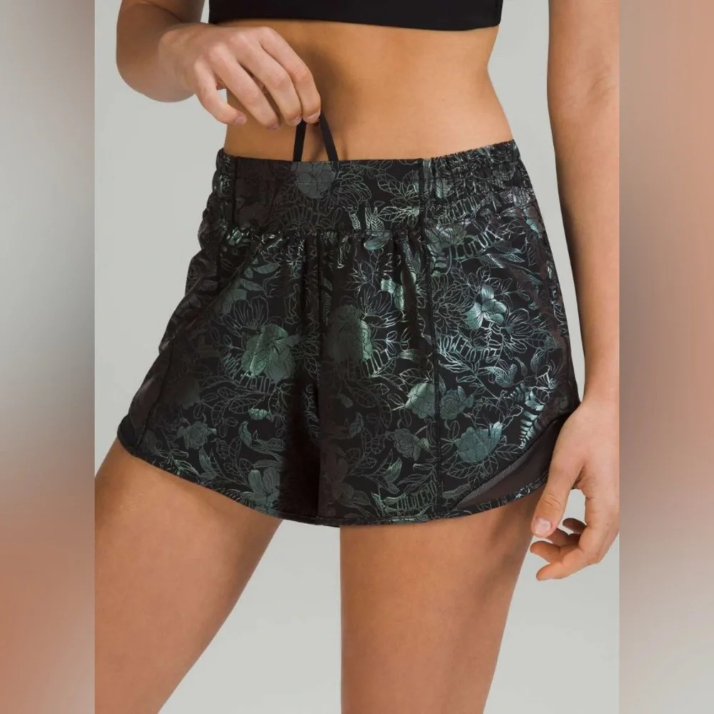 Lululemon Hotty‎ Hot Shorts Low Rise 4” Logo Flourish Black Iridescent Black sz4